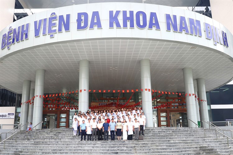 Đoàn công tác Sở Y tế tỉnh Ninh Bình làm việc tại Bệnh viện Đa khoa Nam Định