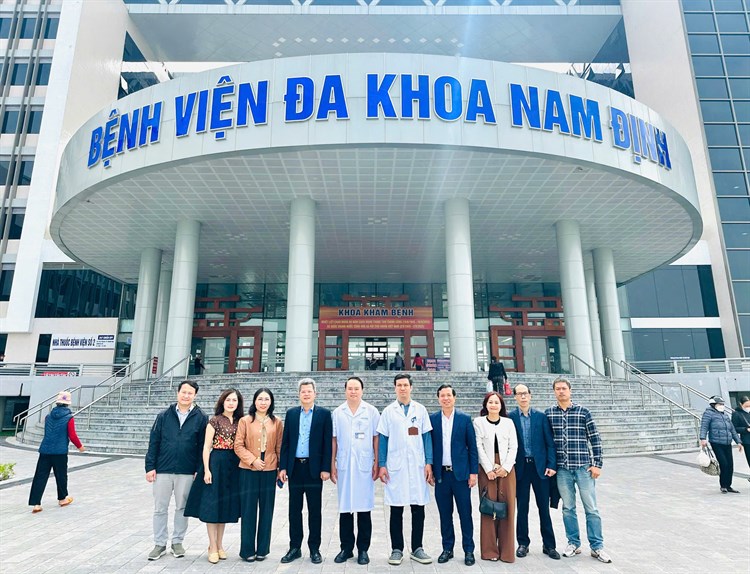 Bệnh viện Mắt Trung ương phối hợp với Bệnh viện Đa khoa Nam Định tổ chức khám, phẫu thuật đục thể thủy tinh miễn phí cho người dân thuộc Giáo phận Bùi Chu, tỉnh Ninh Bình