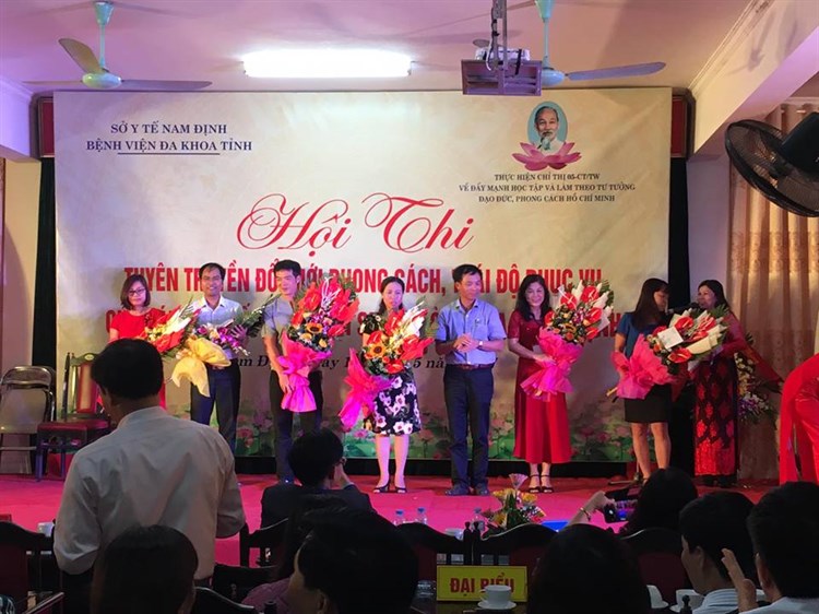 Bệnh viện đa khoa tỉnh tổ chức giao lưu thể thao, văn nghệ nhân kỷ niệm 127 năm Ngày sinh nhật Bác và 54 năm Bác Hồ về thăm Bệnh viện